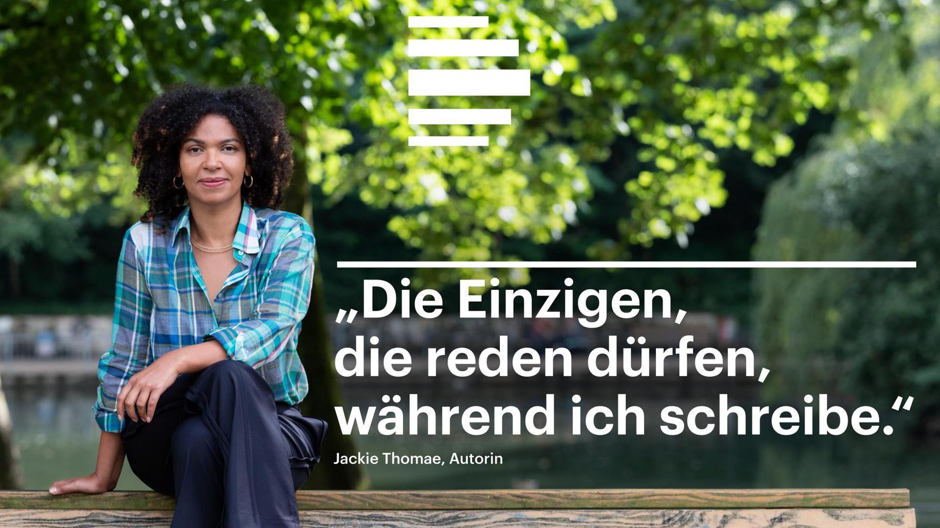 Das Bild zeigt eine junge Frau, die im Freien auf einer Parkbank sitzt und in die Kamera blickt. Das Bild zeigt eine junge Frau, die im Freien auf einer Parkbank sitzt und in die Kamera blickt.