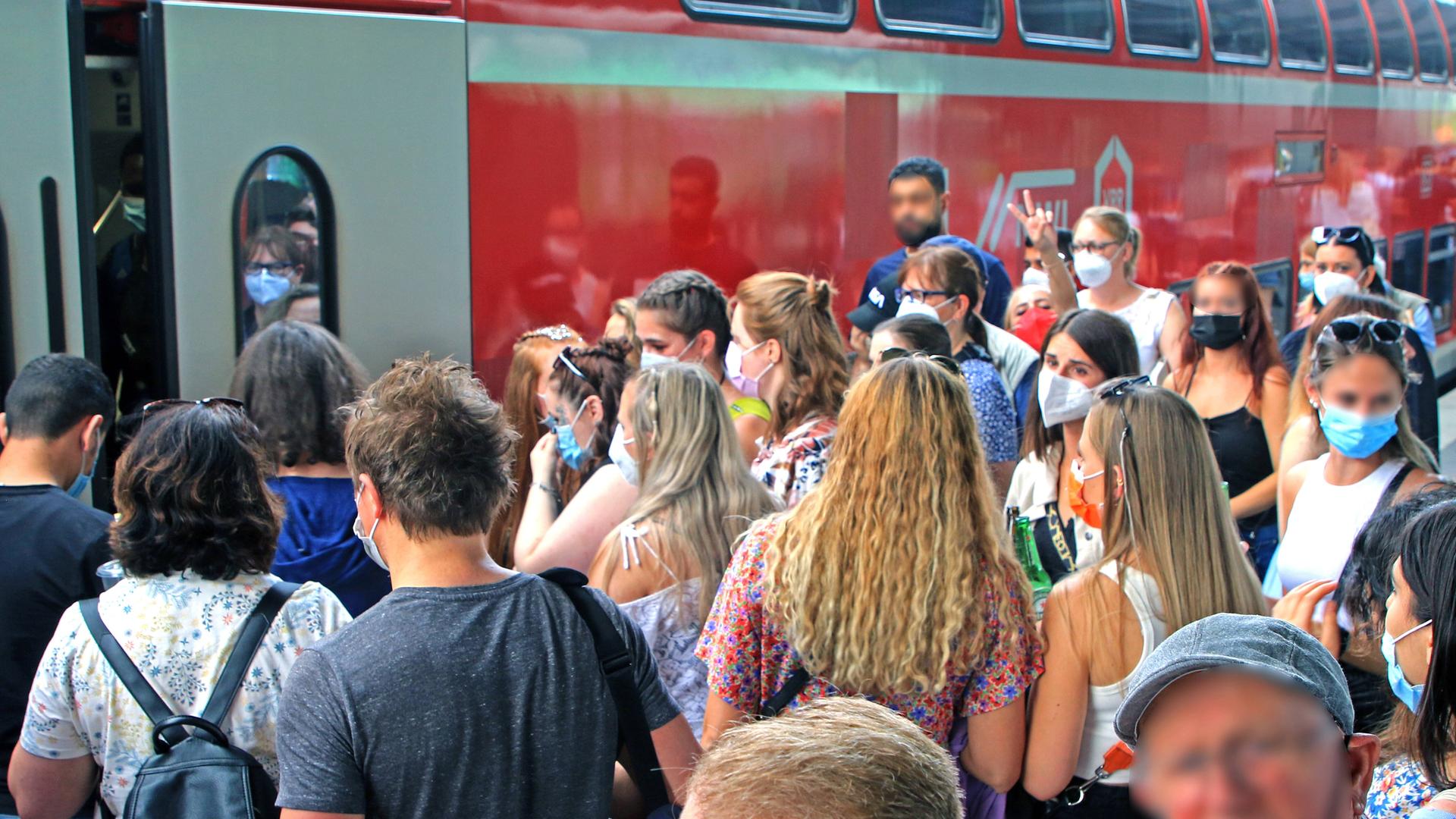 Ferienbeginn und 9-Euro-Ticket: Menschenmassen zum Start der Sommerferein in Nordrhein-Westfalen