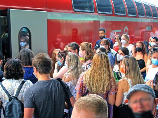 Ferienbeginn und 9-Euro-Ticket: Menschenmassen zum Start der Sommerferein in Nordrhein-Westfalen