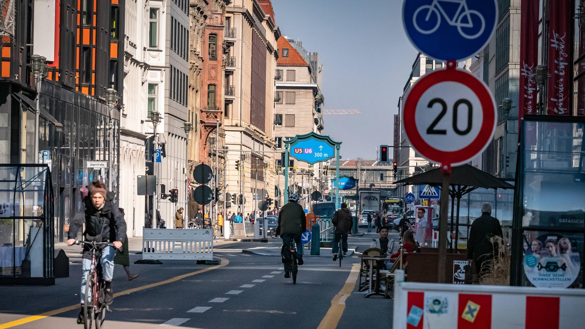 Berlin Mitte, die Friedrichstraße ist zwischen Leipziger Straße und Französische Straße für PKW gesperrt und nur für Fußgänger und Radfahrer passierbar Berlin Mitte, die Friedrichstraße ist zwischen Leipziger Straße und Französische Straße für PKW gesperrt und nur für Fußgänger und Radfahrer passierbar