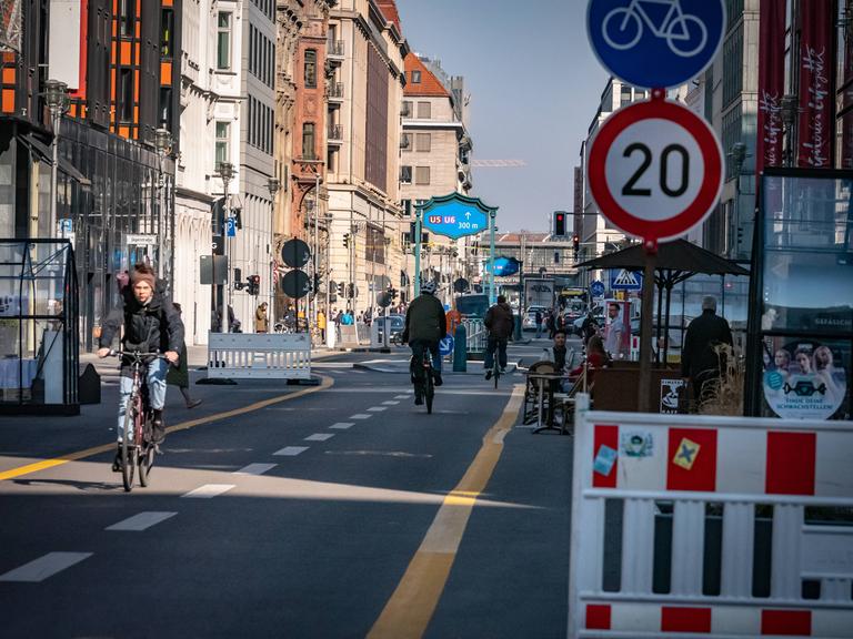 Berlin Mitte, die Friedrichstraße ist zwischen Leipziger Straße und Französische Straße für PKW gesperrt und nur für Fußgänger und Radfahrer passierbar