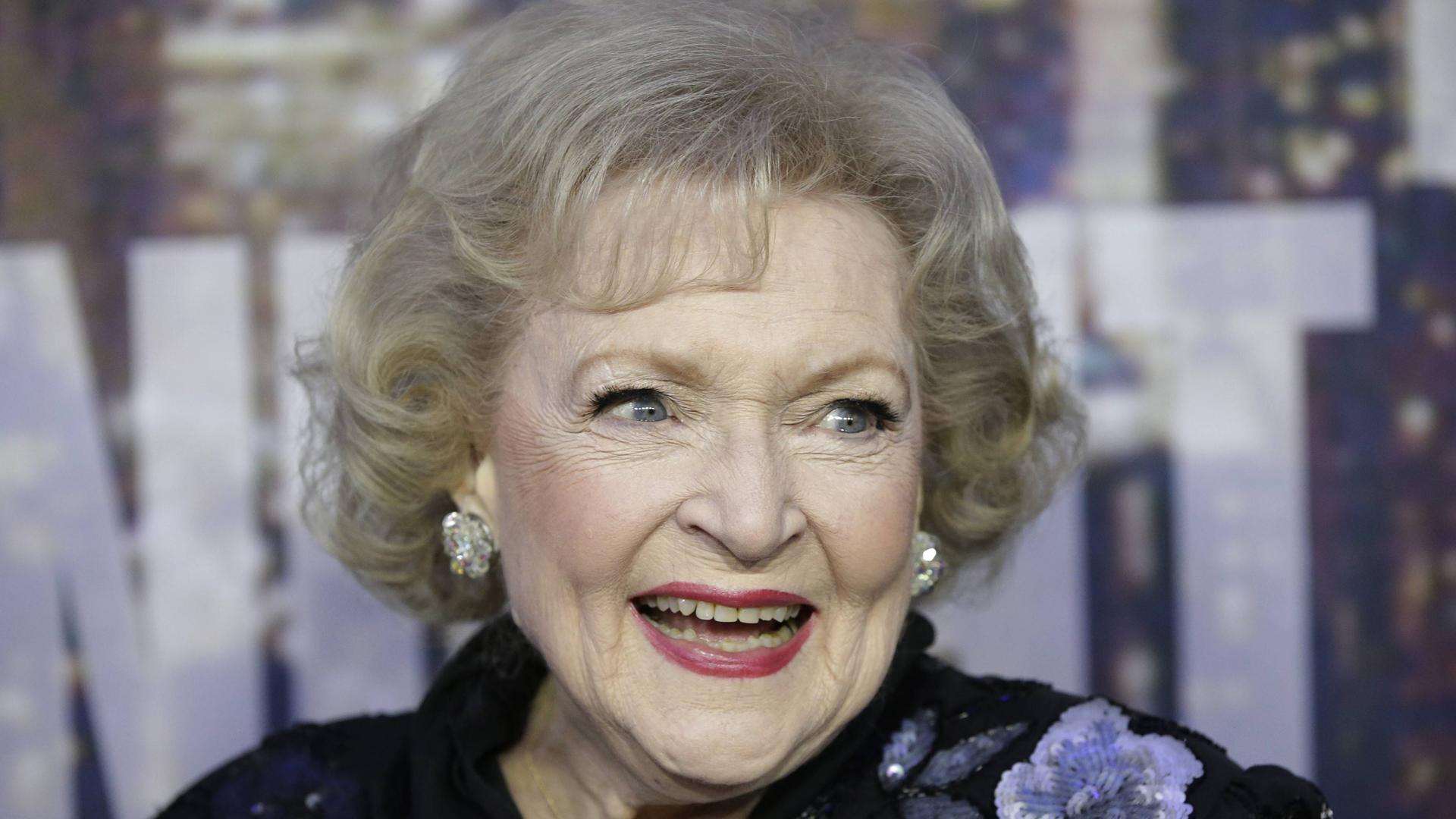 Betty White im Jahr 2015, sie lächelt in die Kamera. Betty White im Jahr 2015, sie lächelt in die Kamera.