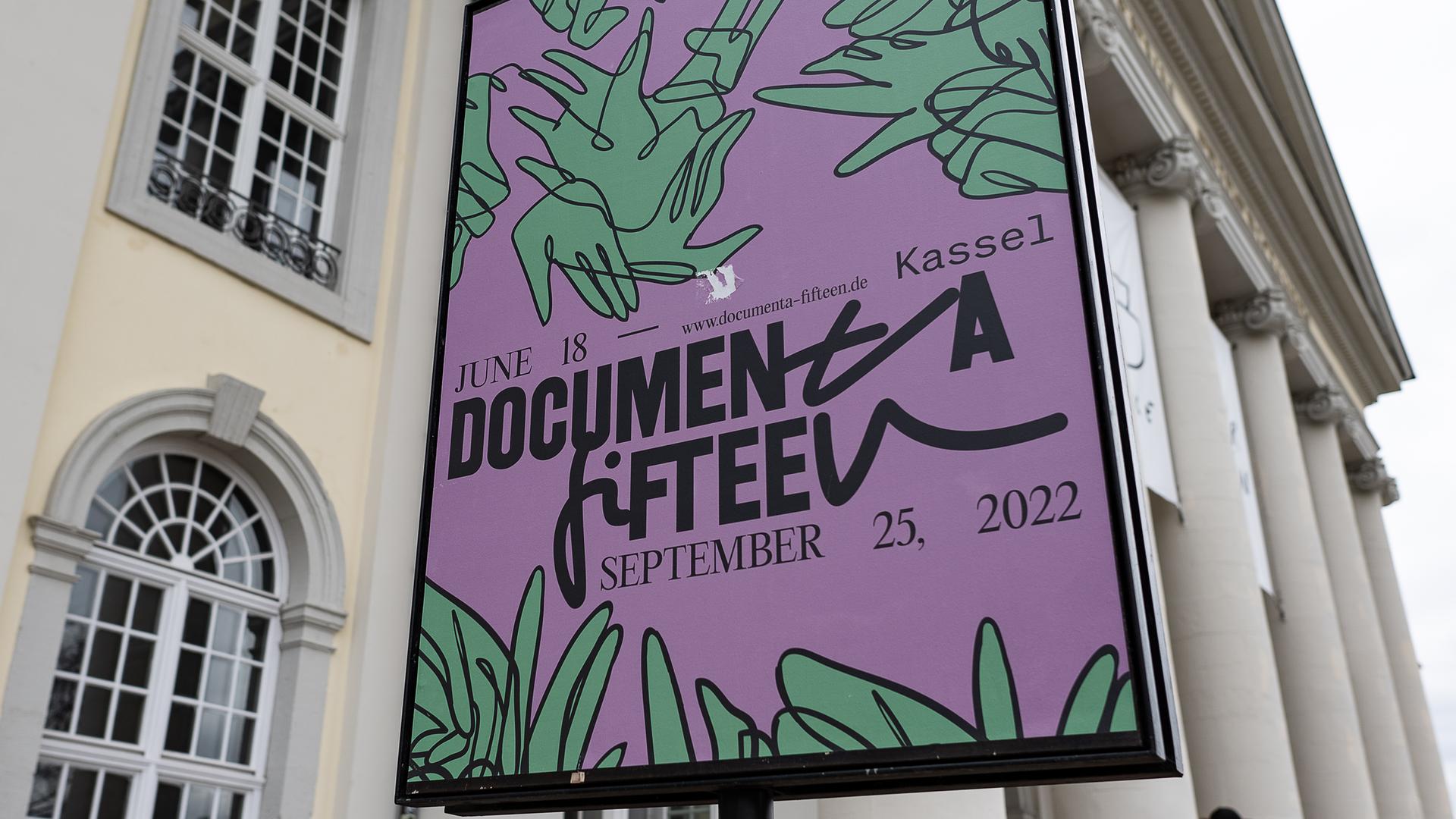 Ein Schild "documenta fifteen" ist vor dem Museum Fridericianum zu sehen. Die documenta fifteen gilt als die weltweit bedeutendste Reihe von Ausstellungen für zeitgenössische Kunst. Sie geht vom 18.06. bis zum 25.09.2022. Ein Schild "documenta fifteen" ist vor dem Museum Fridericianum zu sehen. Die documenta fifteen gilt als die weltweit bedeutendste Reihe von Ausstellungen für zeitgenössische Kunst. Sie geht vom 18.06. bis zum 25.09.2022.