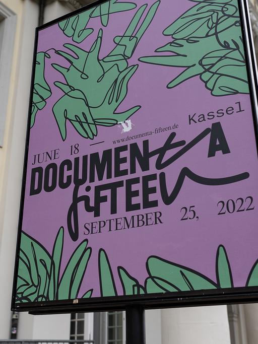 Ein Schild "documenta fifteen" ist vor dem Museum Fridericianum zu sehen. Die documenta fifteen gilt als die weltweit bedeutendste Reihe von Ausstellungen für zeitgenössische Kunst. Sie geht vom 18.06. bis zum 25.09.2022.