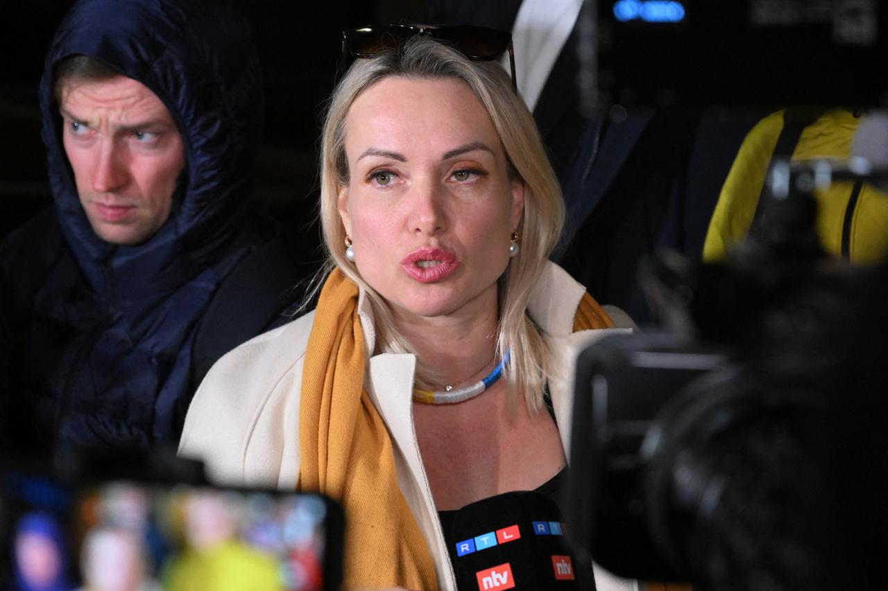 Die russische TV-Journalistin Marina Owsjannikowa spricht in ein Mikrofon und gibt ein Interview. Die russische TV-Journalistin Marina Owsjannikowa spricht in ein Mikrofon und gibt ein Interview.