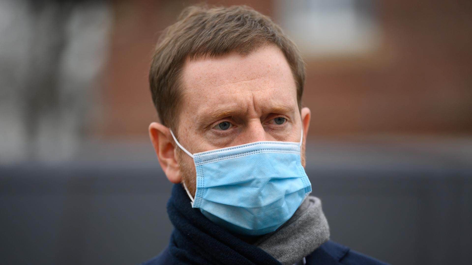Ein Mann mit medizinischer Mund-Nasen-Maske Ein Mann mit medizinischer Mund-Nasen-Maske