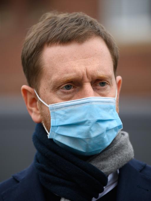 Ein Mann mit medizinischer Mund-Nasen-Maske