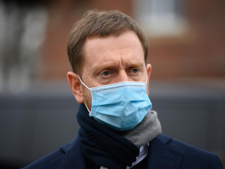 Ein Mann mit medizinischer Mund-Nasen-Maske