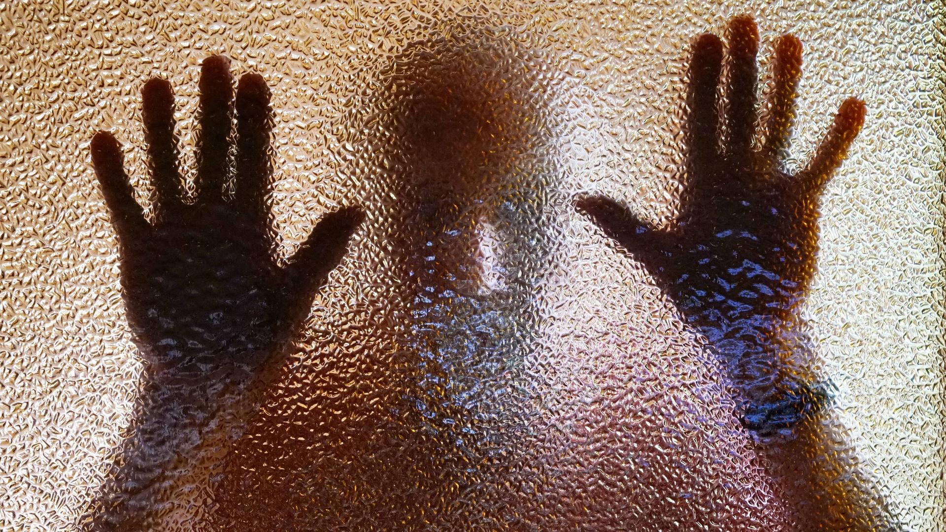 Mann hinter einer Glasscheibe Mann hinter einer Glasscheibe