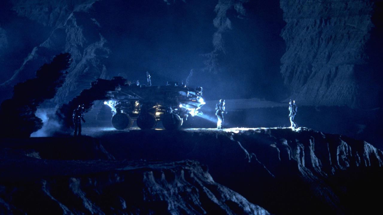 EIn Bohrfahrzeug steht in einer Höhle des Asteroiden mit Kurs auf die Erde im Film "Armageddon" von 1998