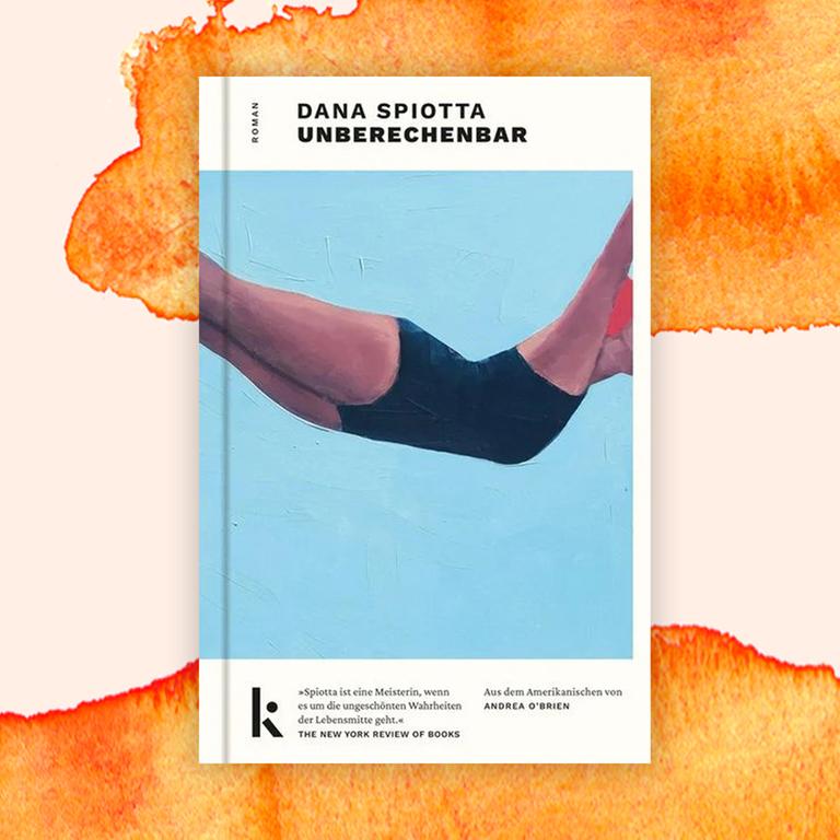 Buchcover des Romans "Unberechenbar" von Dana Spiotta vor orangefarbenem Aquarellhintergrund, darauf eine gemalte Szene: eine Frau im schwarzen Badeanzug und mit Badekappe, ihre Arme und Beine sind ausgestreckt, offenbar beim Turmspringen. Hinter ihr hellblauer Hintergrund. 