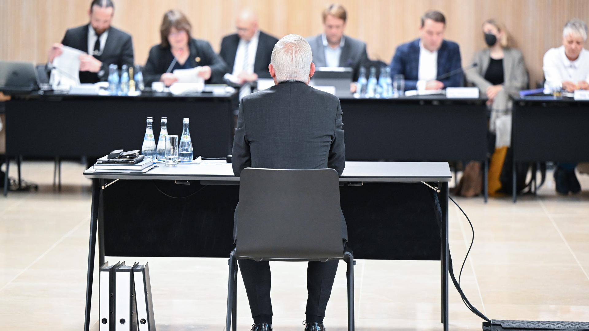 Thomas Strobl (CDU), Innenminister von Baden-Württemberg, spricht im Medienzentrum im Landtag bei einer Befragung im Landtags-Untersuchungsausschuss zur "Polizeiaffäre"