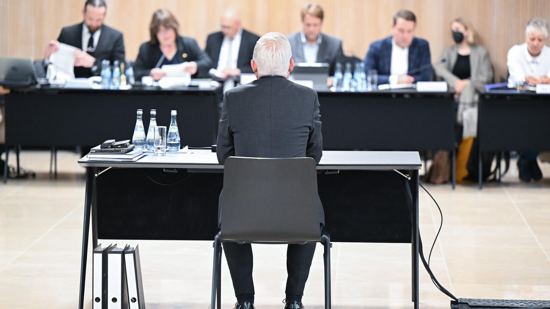 Thomas Strobl (CDU), Innenminister von Baden-Württemberg, spricht im Medienzentrum im Landtag bei einer Befragung im Landtags-Untersuchungsausschuss zur "Polizeiaffäre" Thomas Strobl (CDU), Innenminister von Baden-Württemberg, spricht im Medienzentrum im Landtag bei einer Befragung im Landtags-Untersuchungsausschuss zur "Polizeiaffäre"