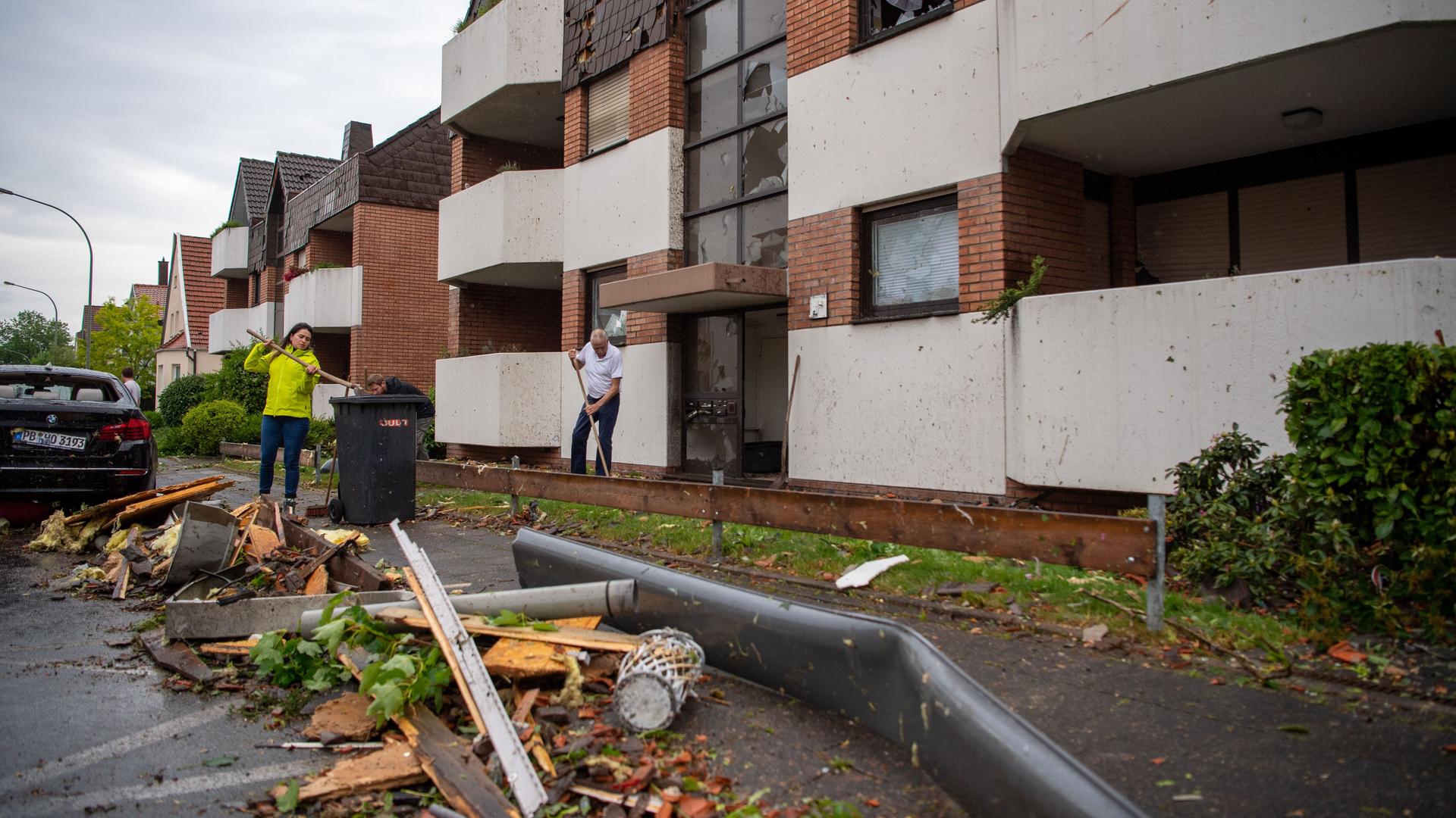 Unwetter - Zahlreiche Verletzte und große Schäden in Nordrhein-Westfalen, ein Toter in Rheinland-Pfalz