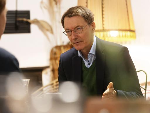 Bundesgesundheitsminister Karl Lauterbach (SPD) rechnet mit einer Mehrheit für allgemeine Corona-Impfpflicht.
