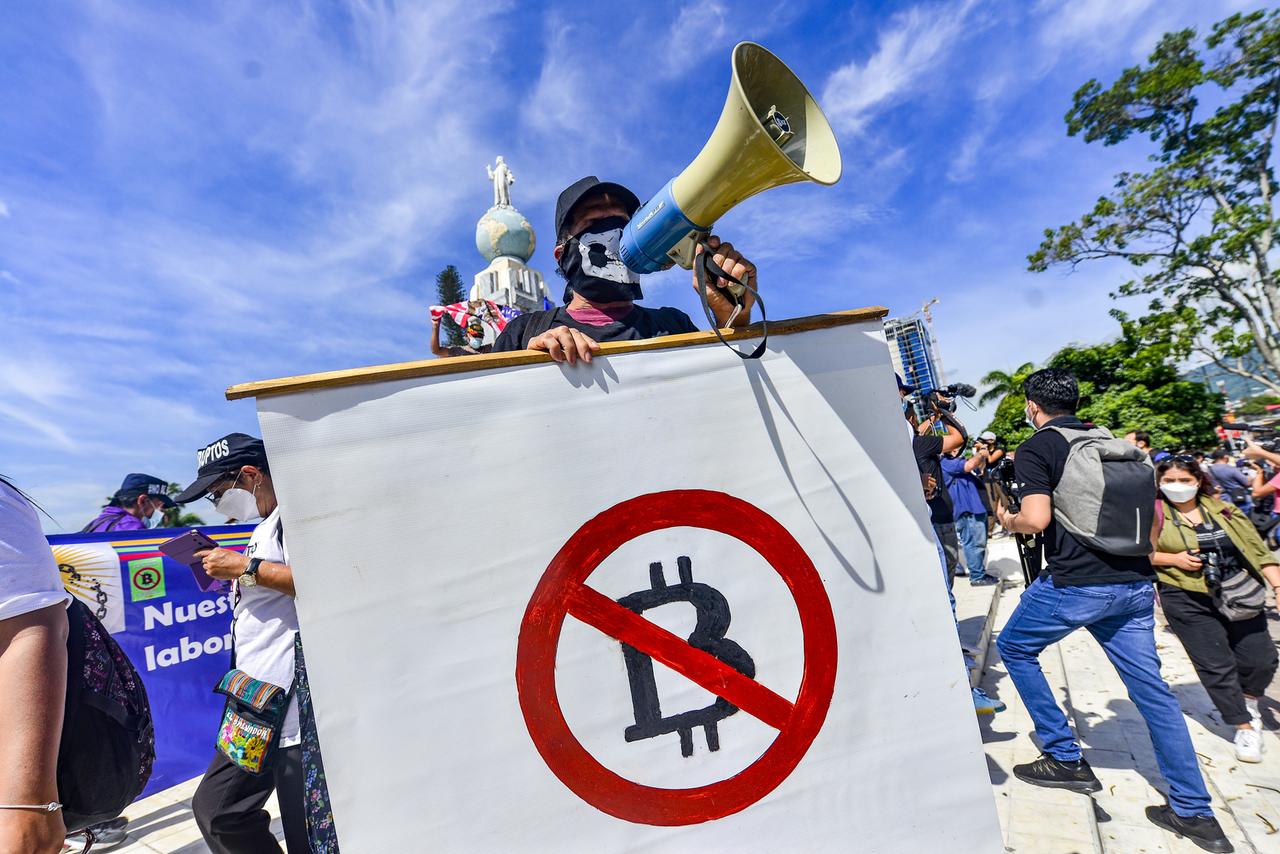 Nein zu Bitcoin, sagen dieser und andere Demonstrierende in El Salvador