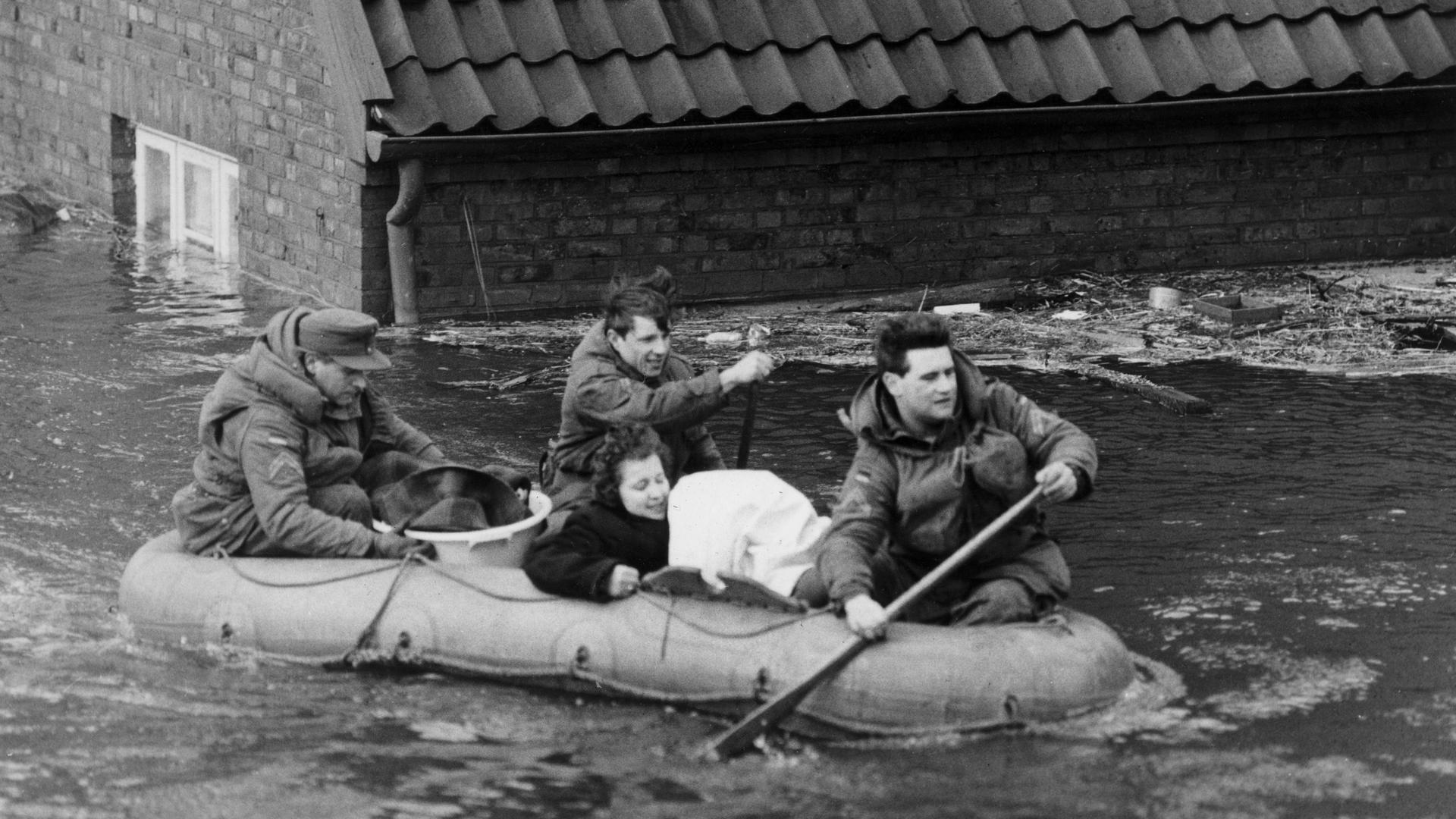 Sturmflut in Norddeutschland Februar 1962: Eine Frau wird mit einem Schlauchboot in Sicherheit gebracht. Sturmflut in Norddeutschland Februar 1962: Eine Frau wird mit einem Schlauchboot in Sicherheit gebracht.