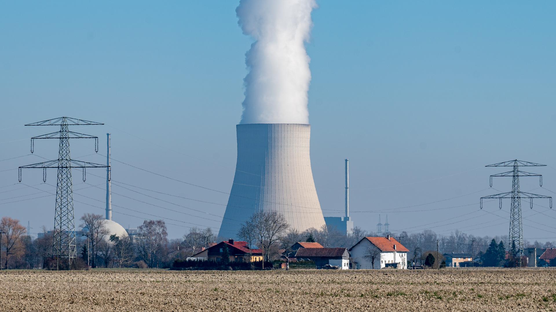 Wasserdampf steigt aus dem Kühlturm vom Atomkraftwerk (AKW) Isar 2. 