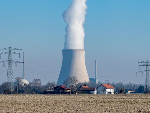 Wasserdampf steigt aus dem Kühlturm vom Atomkraftwerk (AKW) Isar 2. 