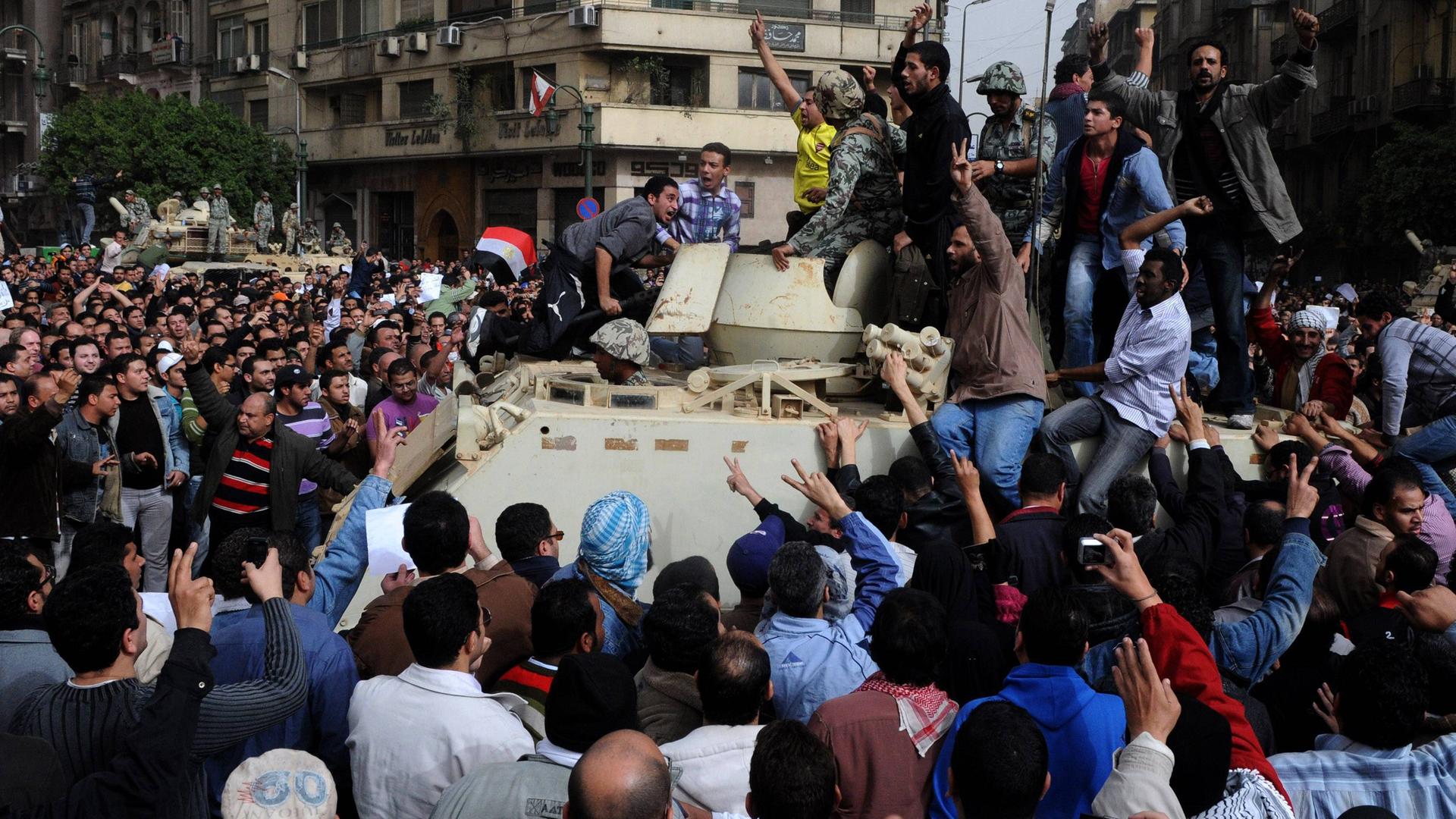 Demonstranten protestieren in Kairo auf dem Tahrir-Platz neben einem Panzer am 29.01.2011. Demonstranten protestieren in Kairo auf dem Tahrir-Platz neben einem Panzer am 29.01.2011.