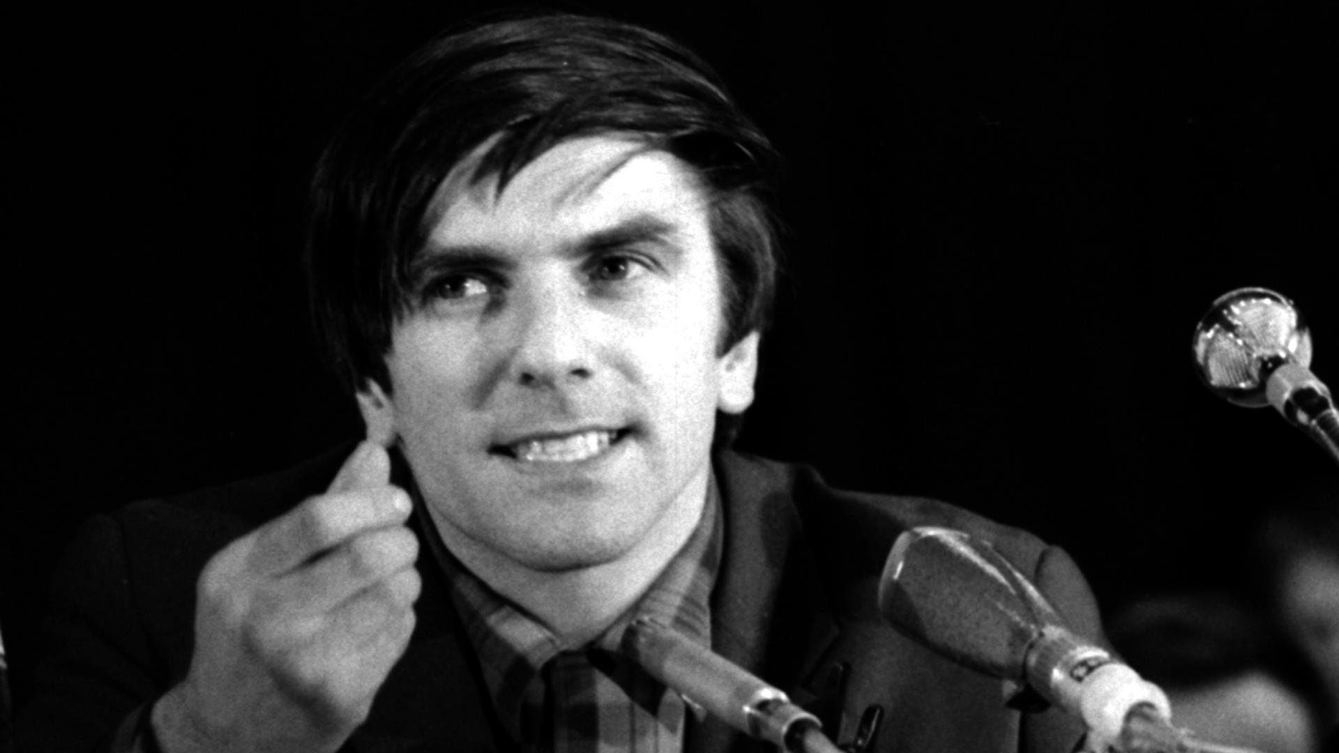 Studentenführer Rudi Dutschke spricht vor Mikrofonen Studentenführer Rudi Dutschke spricht vor Mikrofonen