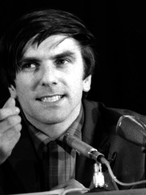Studentenführer Rudi Dutschke spricht vor Mikrofonen