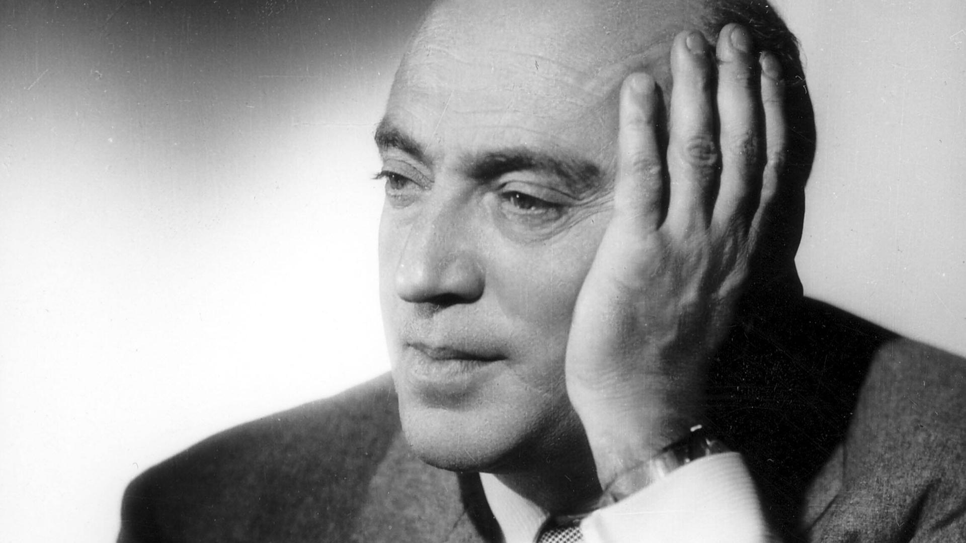Max Ophüls auf einem historischen Porträtfoto in schwarz-weiß. Max Ophüls auf einem historischen Porträtfoto in schwarz-weiß.