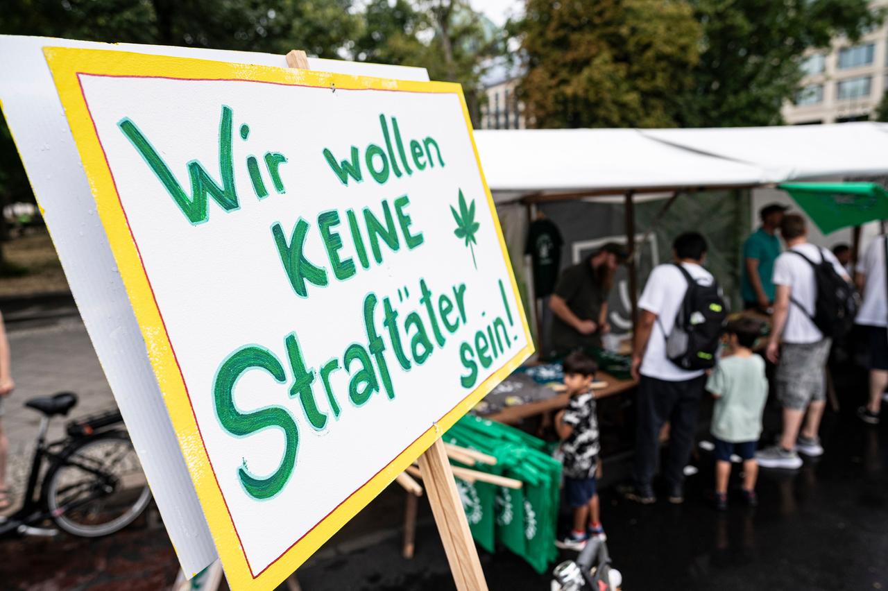 "Wir wollen keine Straftäter sein!" Transparent am Rande der Hanfparade, einer Demonstration für die Entkriminalisierung von Cannabis 2022 in Berlin