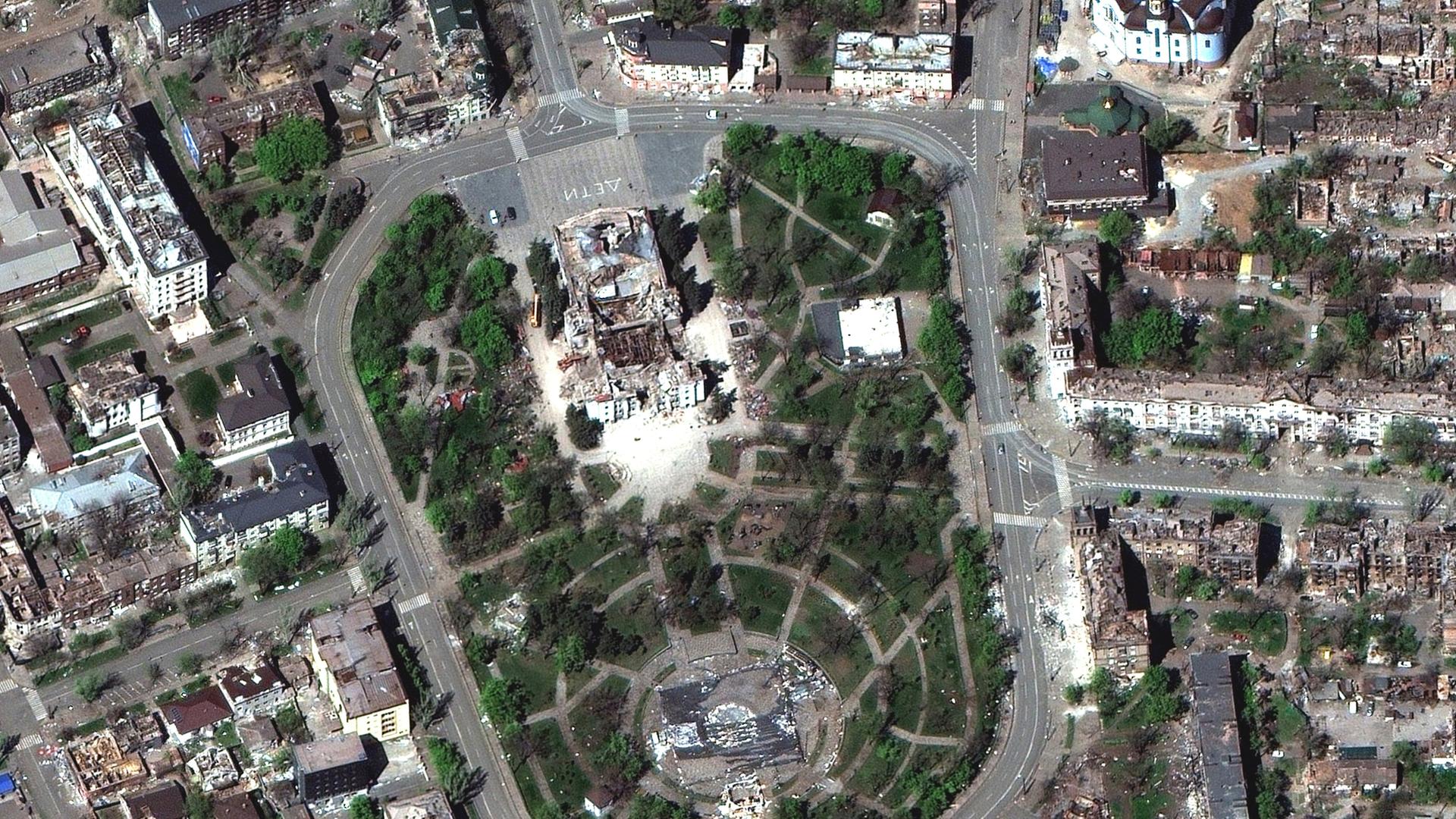 Ein von Maxar Technologies bereitgestelltes Satellitenbild zeigt das zerstörte Theater von Mariupol inmitten weiterer Gebäude und Straßen am 29. April 2022. 