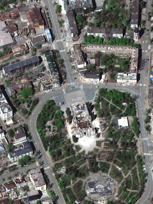 Ein von Maxar Technologies bereitgestelltes Satellitenbild zeigt das zerstörte Theater von Mariupol inmitten weiterer Gebäude und Straßen am 29. April 2022. 
