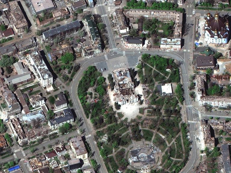 Ein von Maxar Technologies bereitgestelltes Satellitenbild zeigt das zerstörte Theater von Mariupol inmitten weiterer Gebäude und Straßen am 29. April 2022. 