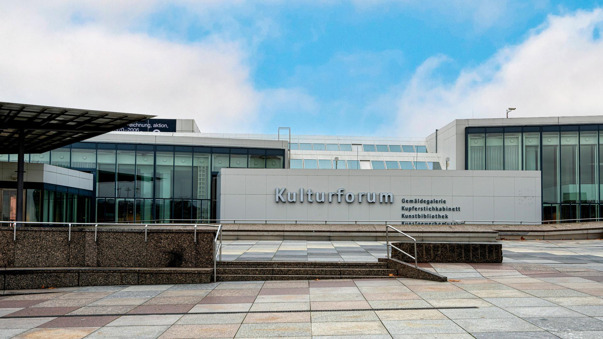 Das Gebäude des Kunstgewerbemuseums in Berlin von außen. Das Gebäude des Kunstgewerbemuseums in Berlin von außen.