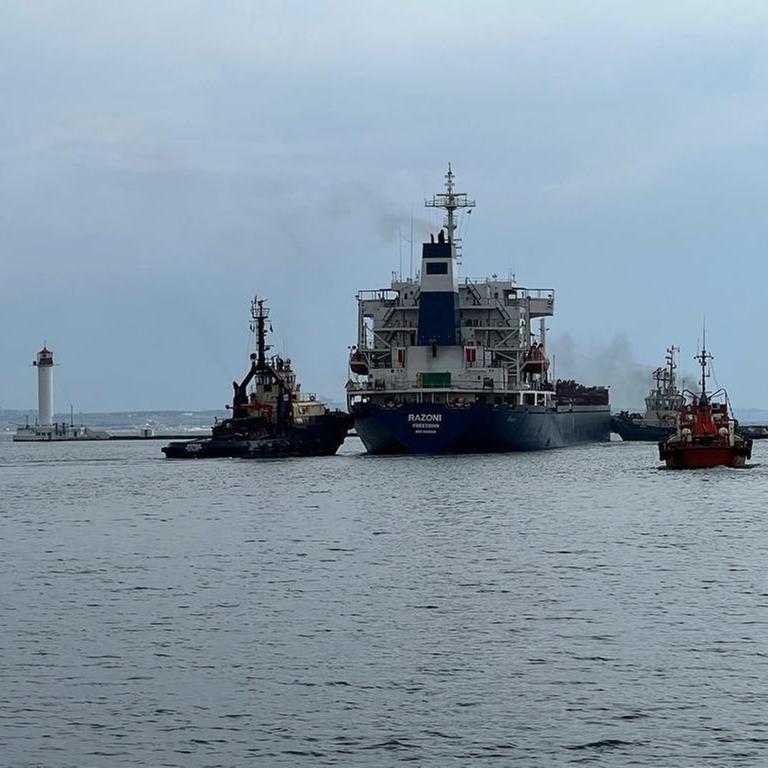 Ein Frachter mit Getreide im Hafen von Odessa 