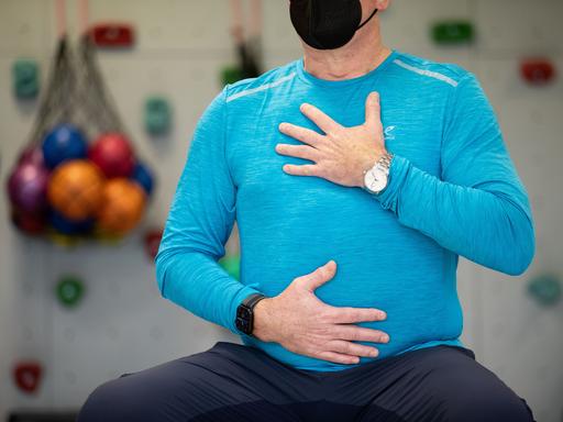 Ein Long-Covid-Patient macht ein Atemtraining in einem Gymnastikraum der Klinik Teutoburger Wald, einer Reha-Klinik für Long- und Post-Covid-Erkrankte