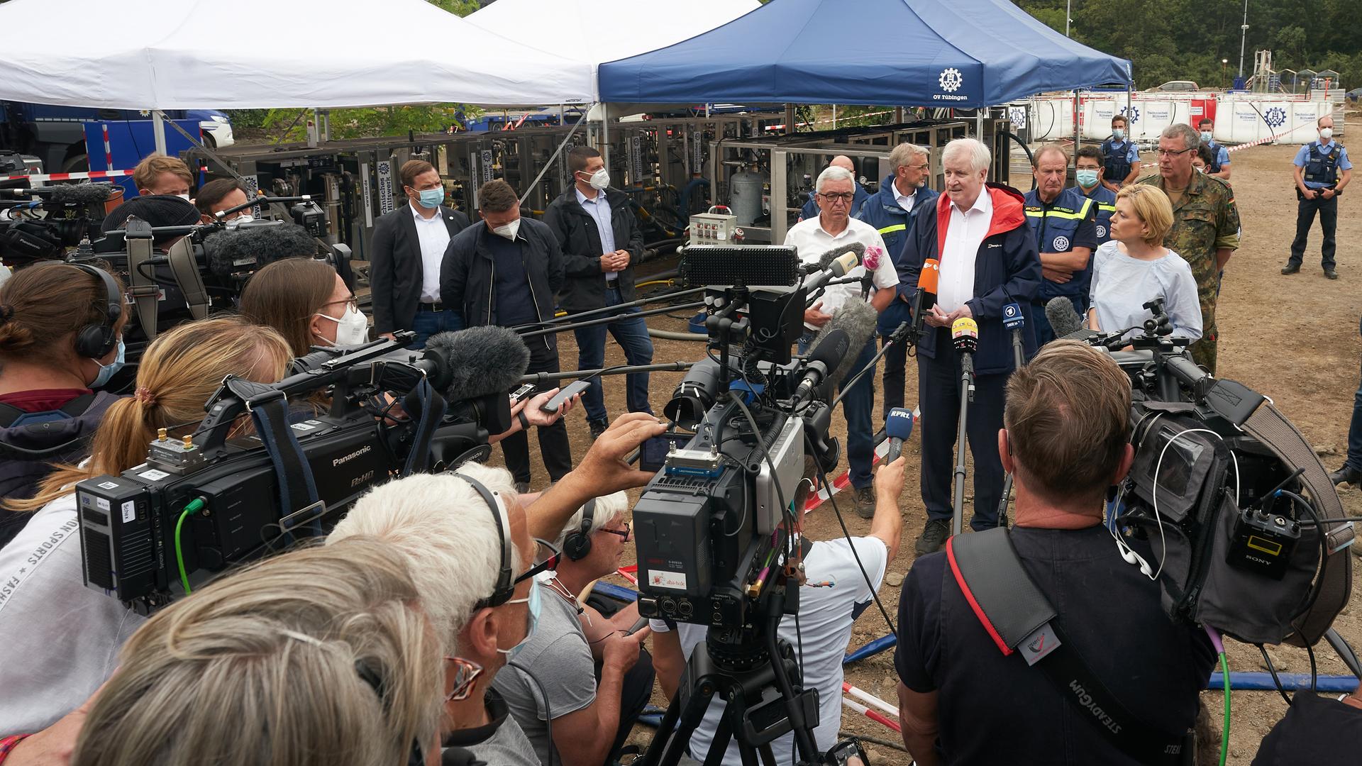 Bundesinnenminister Horst Seehofer (CSU) spricht im Sommer 2021 nahe der Steinbachtalsperre zu Medienvertretern. Bundesinnenminister Horst Seehofer (CSU) spricht im Sommer 2021 nahe der Steinbachtalsperre zu Medienvertretern.