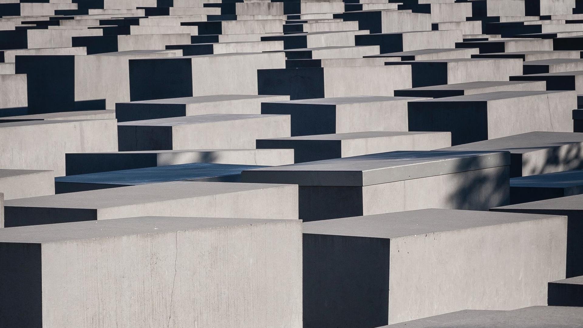 Blick auf die nüchternen, leeren Betonstelen des Berliner Holocoust-Mahnmals. Blick auf die nüchternen, leeren Betonstelen des Berliner Holocoust-Mahnmals.