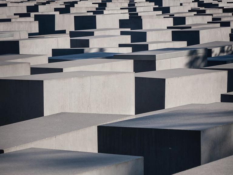 Blick auf die nüchternen, leeren Betonstelen des Berliner Holocoust-Mahnmals.