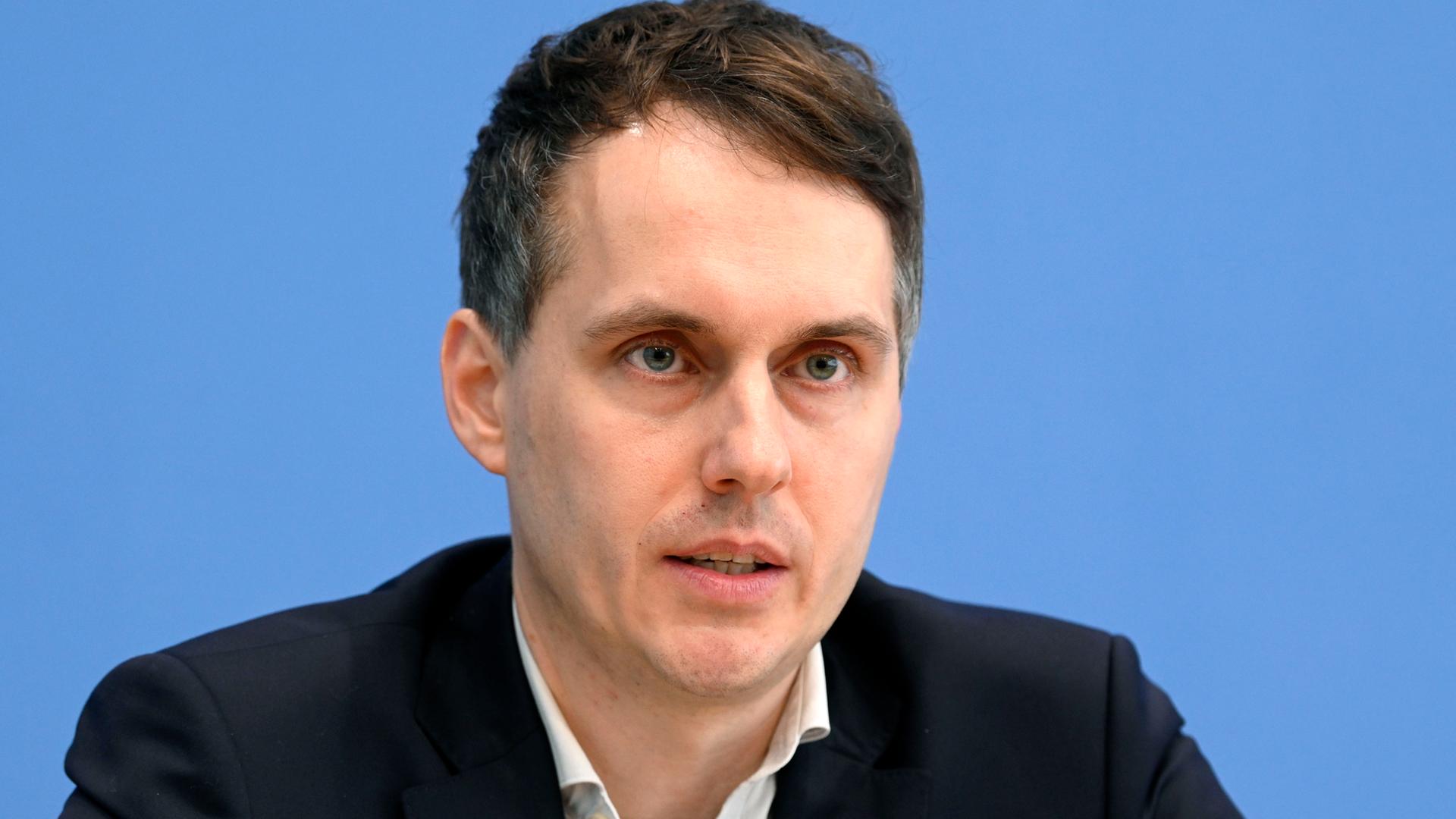 Grünen-Politiker Sven-Christian Kindler sitzt auf dem Podium der Bundespressekonferenz in Berlin