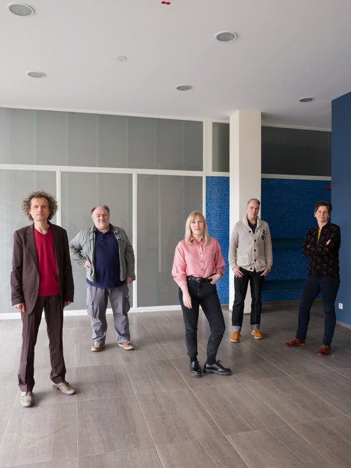Die Jury des Deutschen Buchpreises 2022 (v.l.n.r.): Selma Wels, Uli Ormanns, Erich Klein, Miriam Zeh, Frank Menden, Isabelle Vonlanthen, Jan Wiele
