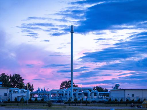 Die Gaspipeline Nord Stream 1 vor Abendrot. Die Gaspipeline Nord Stream 1 vor Abendrot.