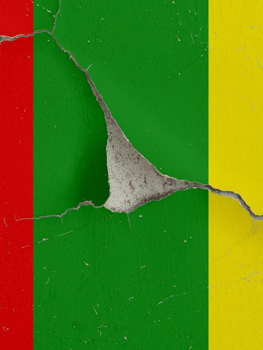 Die Farben der Ampel-Koalition - rot-grün-gelb -  auf einer Wand mit abgeplatzer Frabe und Rissen: ein Symbol für die anhaltenden Probleme in der Ampel-Regierung, insbesondere zwischen Bündnis 90/Die Grünen und der FDP.