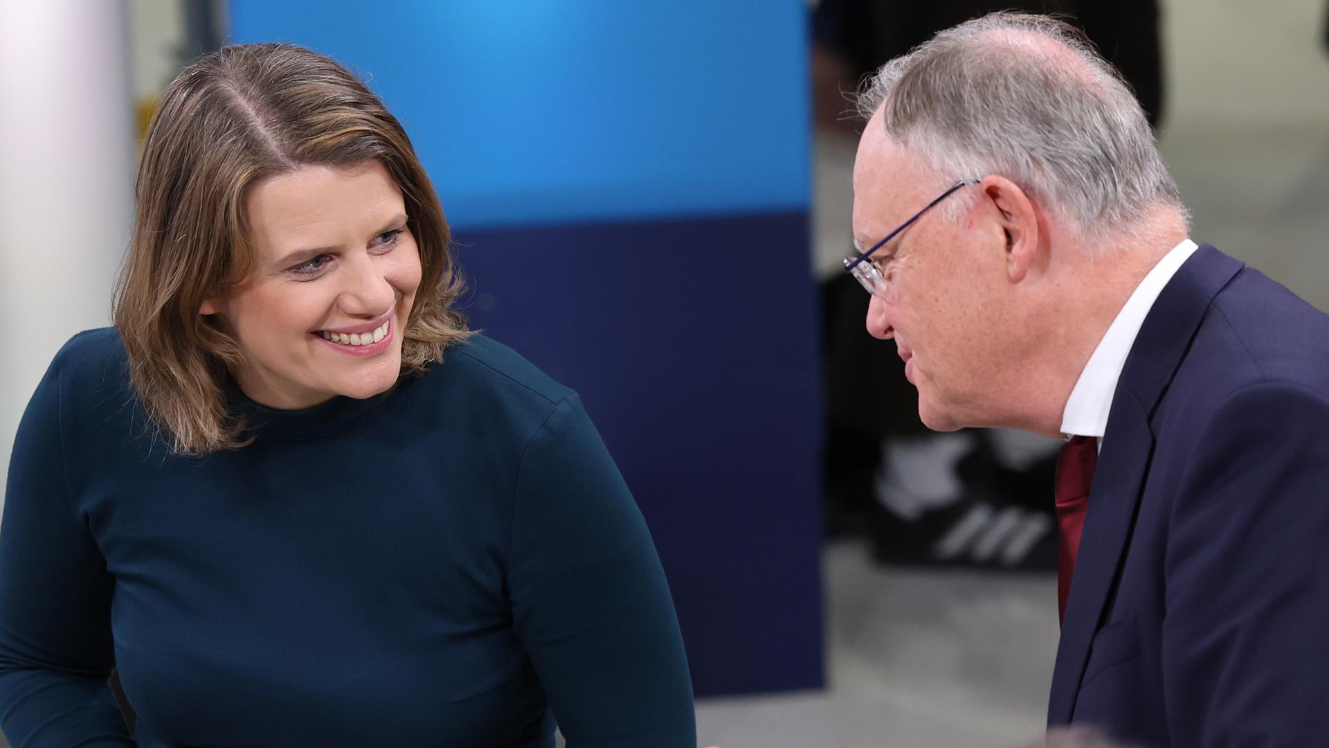 Julia Willie Hamburg, Spitzenkandidatin der Grünen, und Stephan Weil (SPD), Ministerpräsident von Niedersachsen, am Wahlabend in einem TV-Studio im niedersächsischen Landtag Julia Willie Hamburg, Spitzenkandidatin der Grünen, und Stephan Weil (SPD), Ministerpräsident von Niedersachsen, am Wahlabend in einem TV-Studio im niedersächsischen Landtag