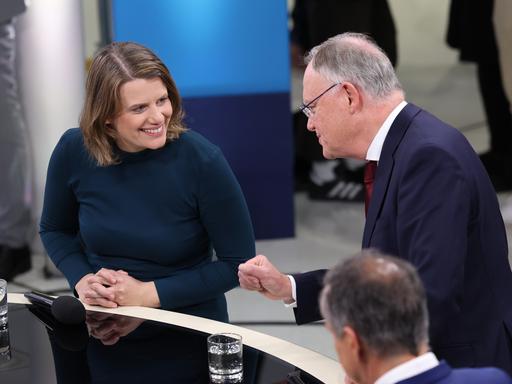 Julia Willie Hamburg, Spitzenkandidatin der Grünen, und Stephan Weil (SPD), Ministerpräsident von Niedersachsen, am Wahlabend in einem TV-Studio im niedersächsischen Landtag