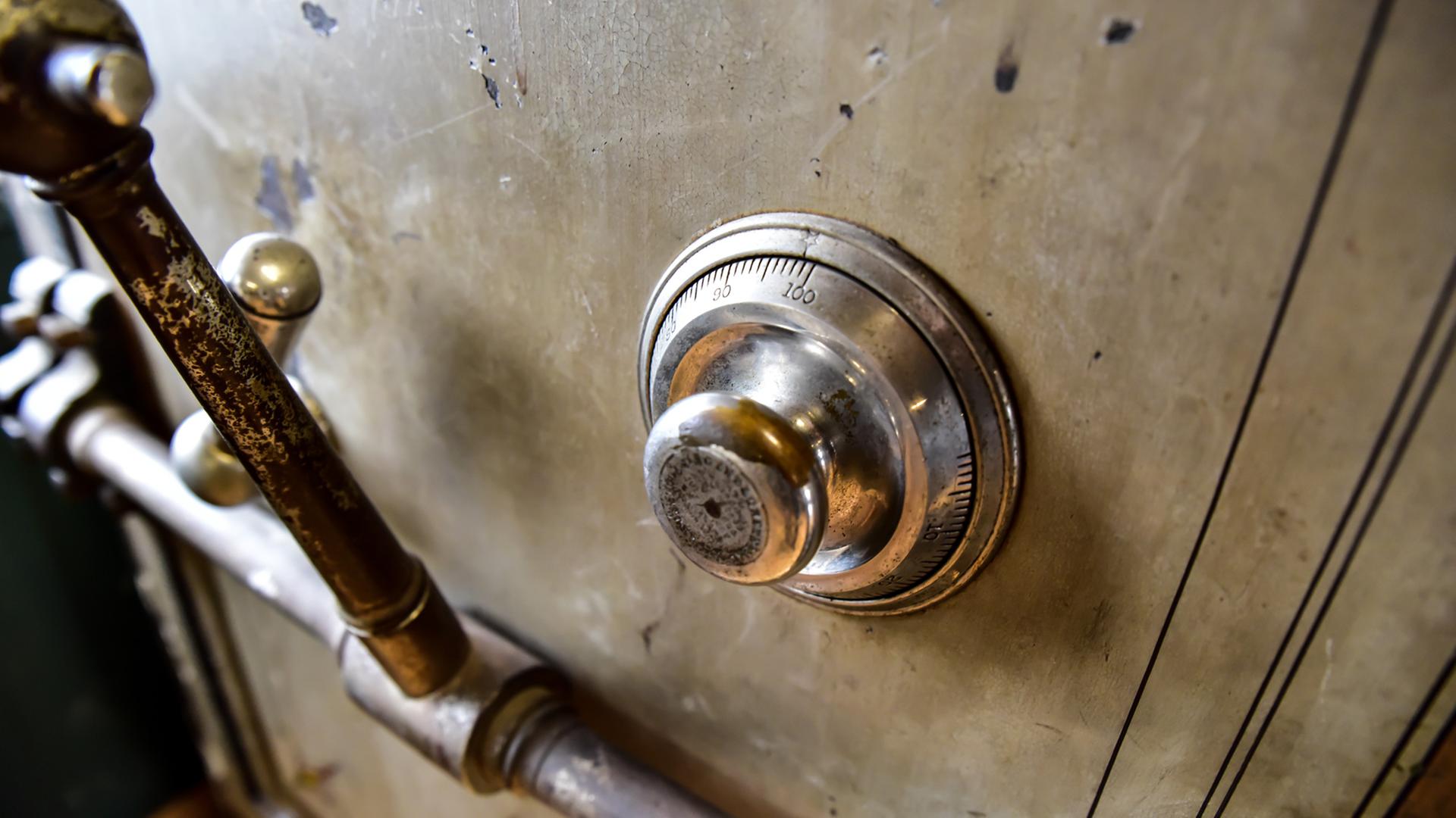 Wer hat den Safe aus der Villa in Vermont gestohlen? Wer hat den Safe aus der Villa in Vermont gestohlen?