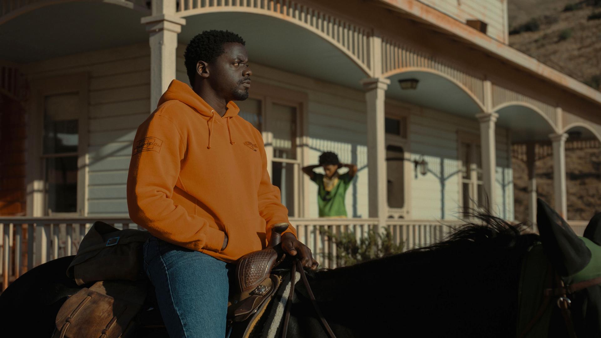 Ein düsterer Reiter auf einem Pferd, Filmstill aus dem Film "Nope" von Jordan Peele, Ein düsterer Reiter auf einem Pferd, Filmstill aus dem Film "Nope" von Jordan Peele,