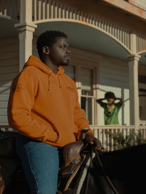 Ein düsterer Reiter auf einem Pferd, Filmstill aus dem Film "Nope" von Jordan Peele, 