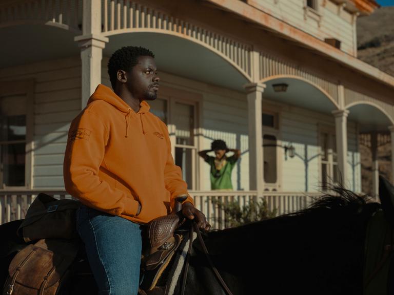 Ein düsterer Reiter auf einem Pferd, Filmstill aus dem Film "Nope" von Jordan Peele, 