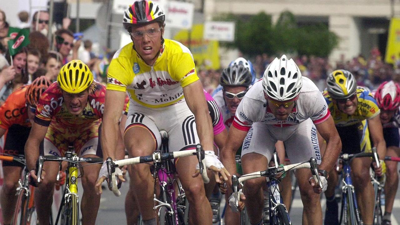 Szene aus der Friedensfahrt 2003 durch Tschechien: Der im Gelben Trikot fahrende deutsche Radprofi Danilo Hondo (Mitte) vom Team Telekom überquert als Erster die Ziellinie. 