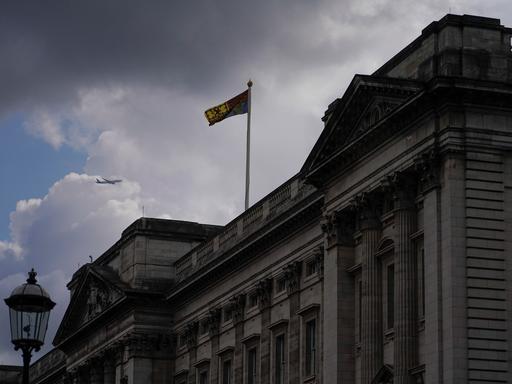 Die königliche Fahne weht über dem Buckingham Palace nach der Ankunft von König Karl III. in London.