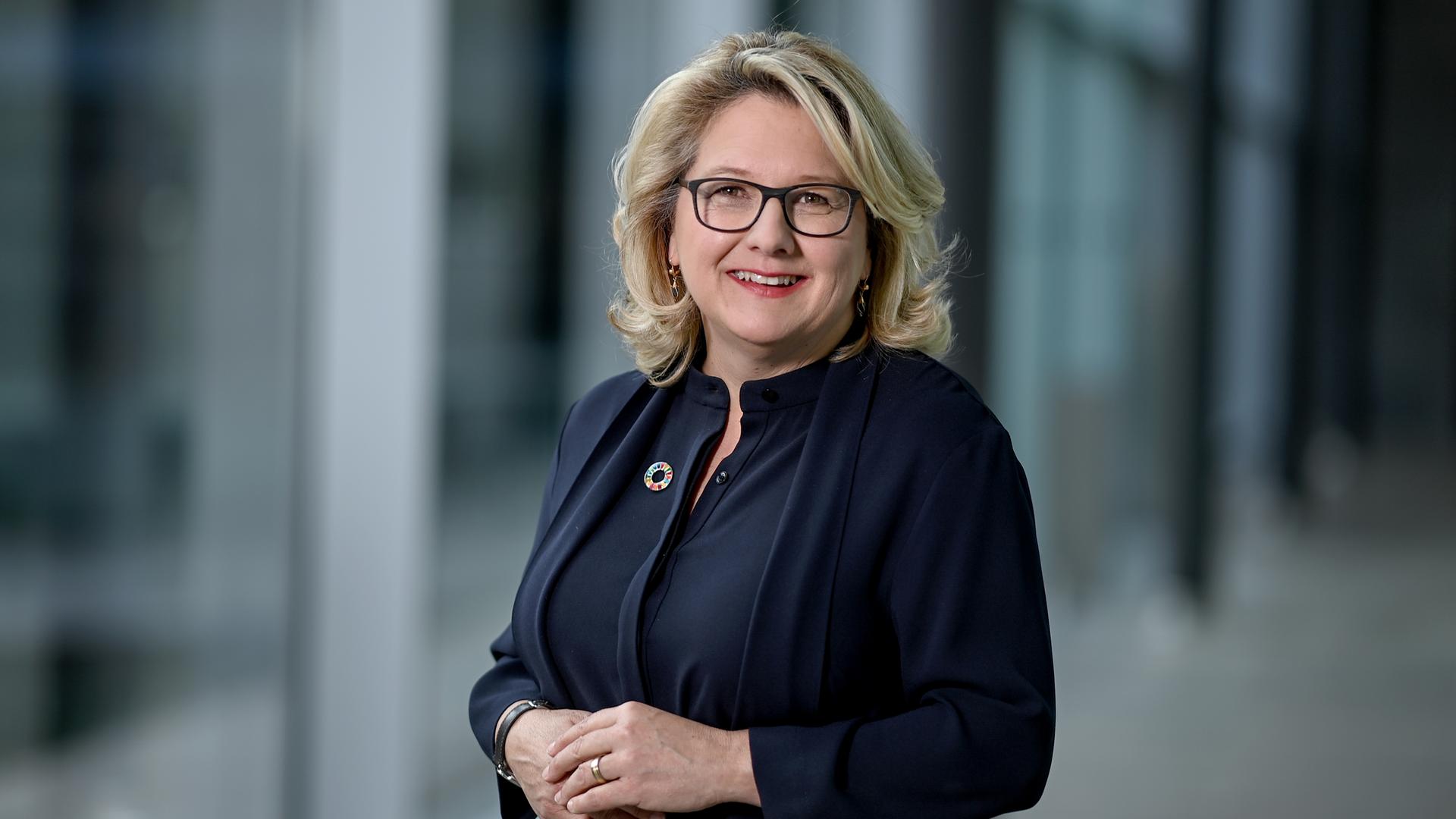 Ein Porträt von Svenja Schulze (SPD) Bundesministerin für wirtschaftliche Zusammenarbeit und Entwicklung. Ein Porträt von Svenja Schulze (SPD) Bundesministerin für wirtschaftliche Zusammenarbeit und Entwicklung.
